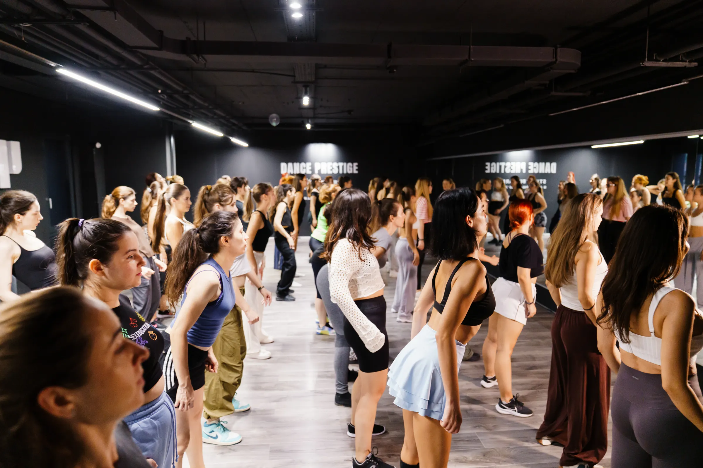 Sala Dance Prestige plină, toată grupa dansând în același timp