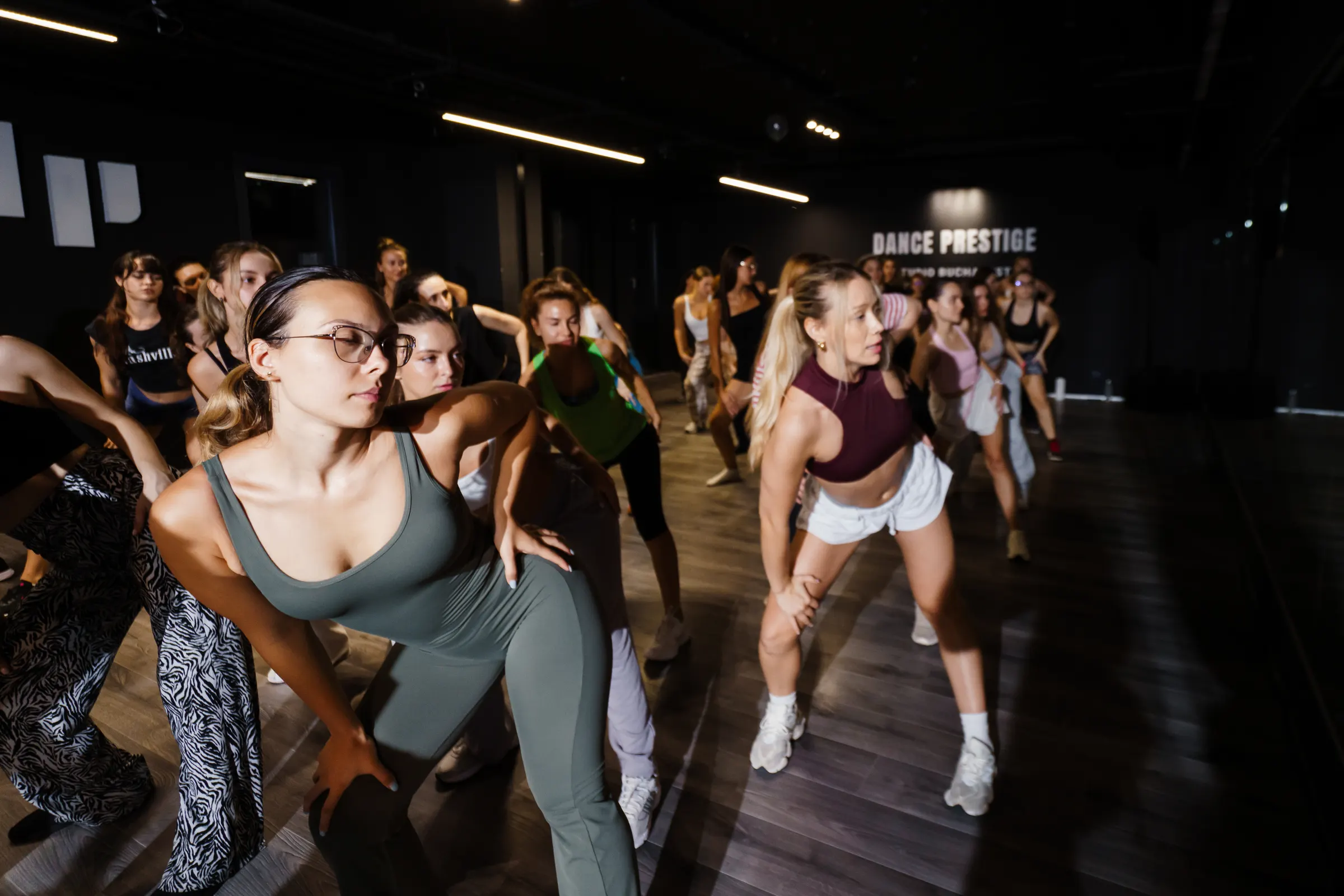 Simona conducând clasa, cu toată grupa în mișcare în spatele ei