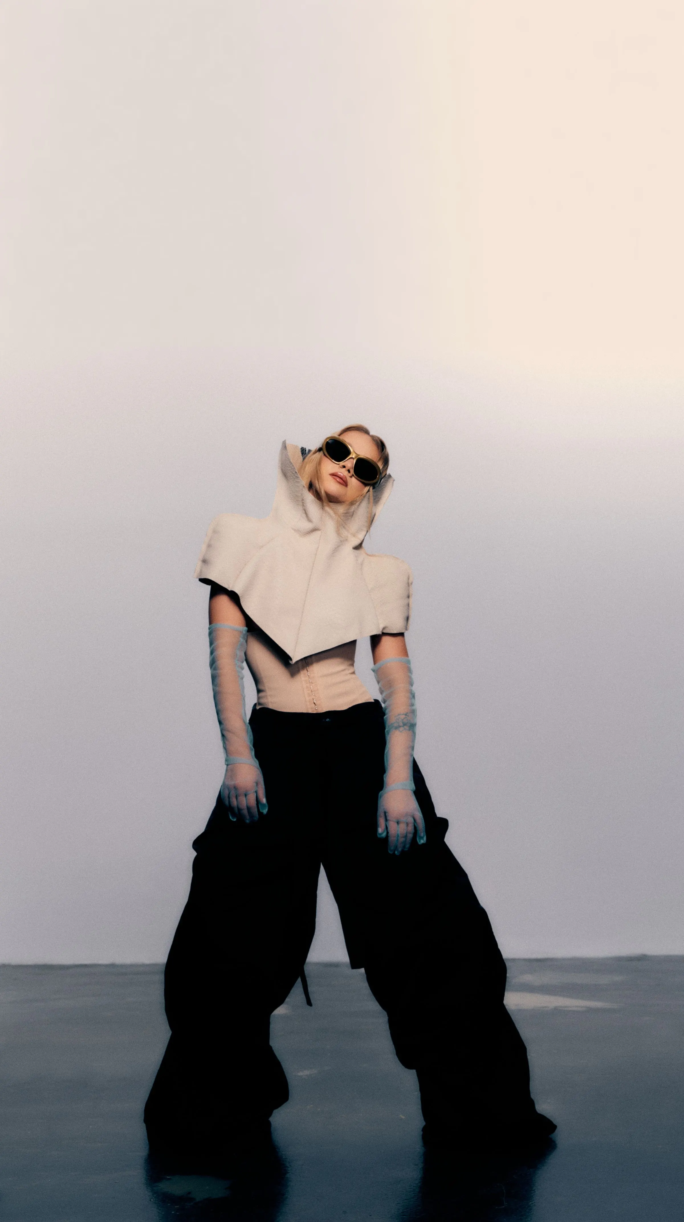 Simona Mereu într-o poziție largă, editorial de studio