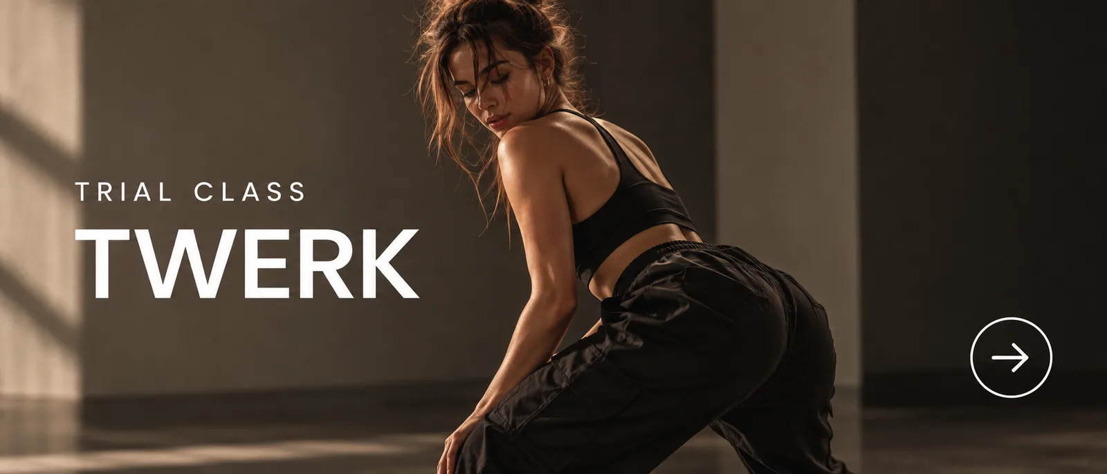 Twerk trial class: dancer in the studio, twerk position